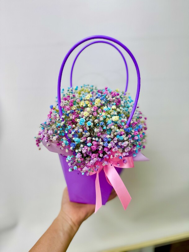 Сумочка с цветной гипсофилой, артикул F1423903 - 2800 рублей, доставка по городу. Flawery - доставка цветов