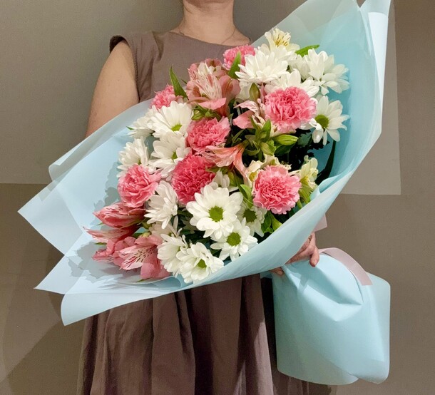 Букет с альстромерией, хризантемой и гвоздикой, артикул F1427458 - 4600 рублей, доставка по городу. Flawery - доставка цветов