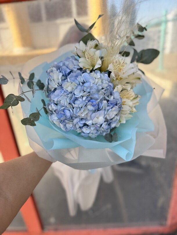 Букет гортензии с альстромериями, артикул F1329936 - 3630 рублей, доставка по городу. Flawery - доставка цветов