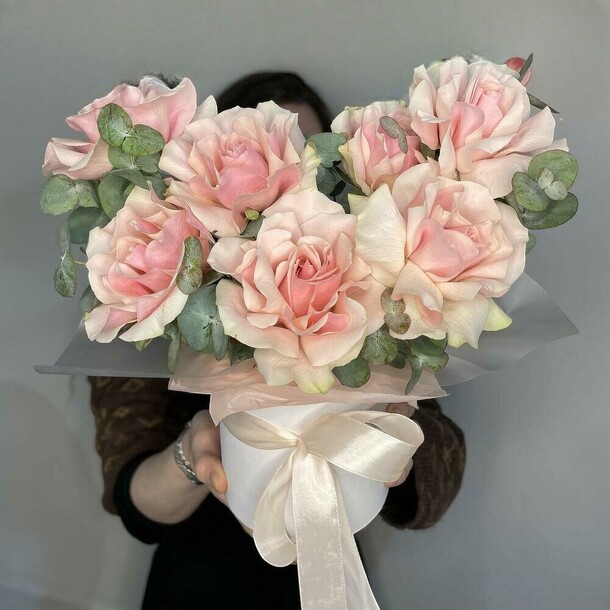 Трендовые розы с эвкалиптом 😍, артикул F1397112 - 5990 рублей, доставка по городу. Flawery - доставка цветов