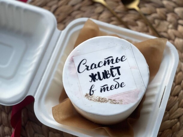 Бенто-торт cчастье в тебе, артикул F1423992 - 2519 рублей, доставка по городу. Flawery - доставка цветов