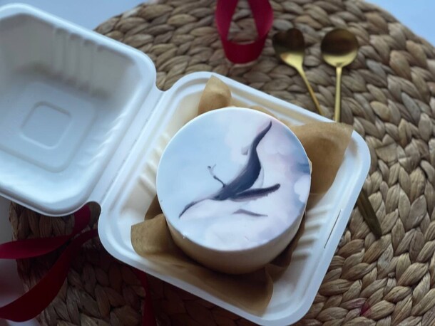 Бенто-торт кит, артикул F1424330 - 2519 рублей, доставка по городу. Flawery - доставка цветов