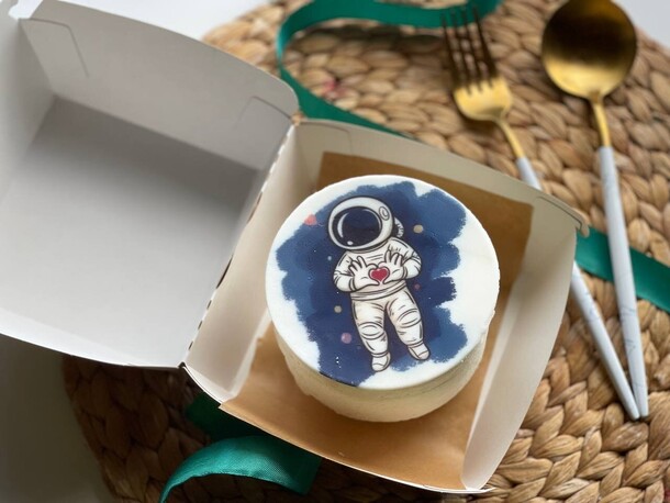 Бенто-торт космонавт в скафандре, артикул F1424333 - 2519 рублей, доставка по городу. Flawery - доставка цветов