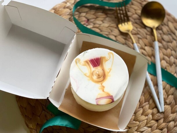 Бенто-торт кубок победителю, артикул F1424338 - 2519 рублей, доставка по городу. Flawery - доставка цветов