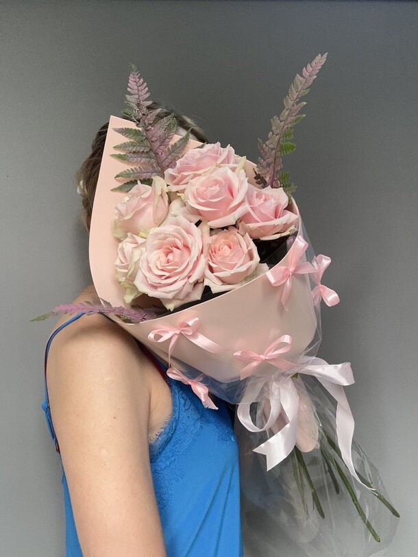 Роза розовая в красивой обвертке, артикул F1431123 - 2800 рублей, доставка по городу. Flawery - доставка цветов