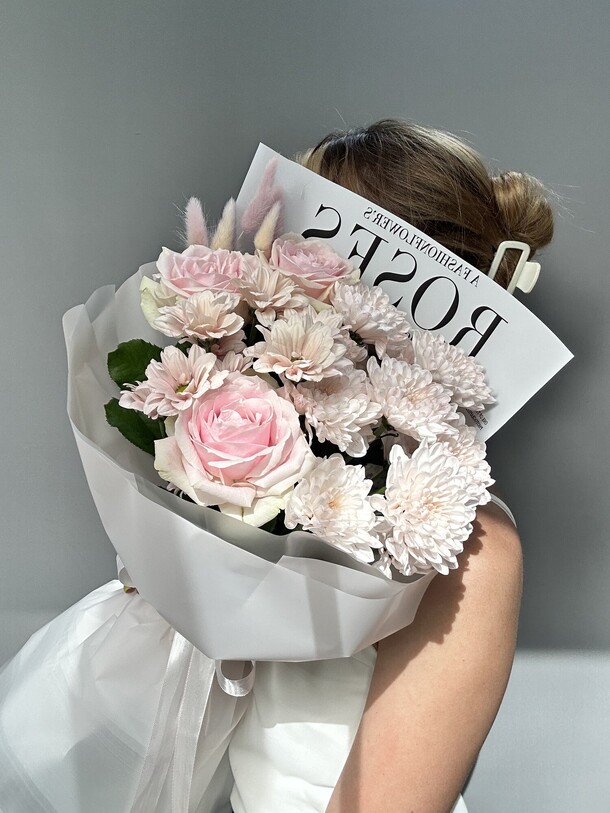 Букет нежный из розы и хризантемы, артикул F1444976 - 2800 рублей, доставка по городу. Flawery - доставка цветов