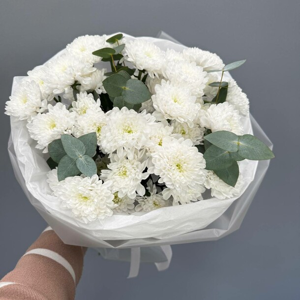 Букет кустовой хризантемы с эвкалиптом, артикул F1521250 - 3580 рублей, доставка по городу. Flawery - доставка цветов