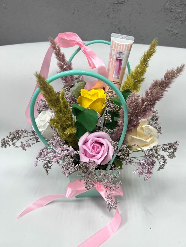 Сумочка из мыльных роз, артикул F1485604 - 1550 рублей, доставка по городу. Flawery - доставка цветов