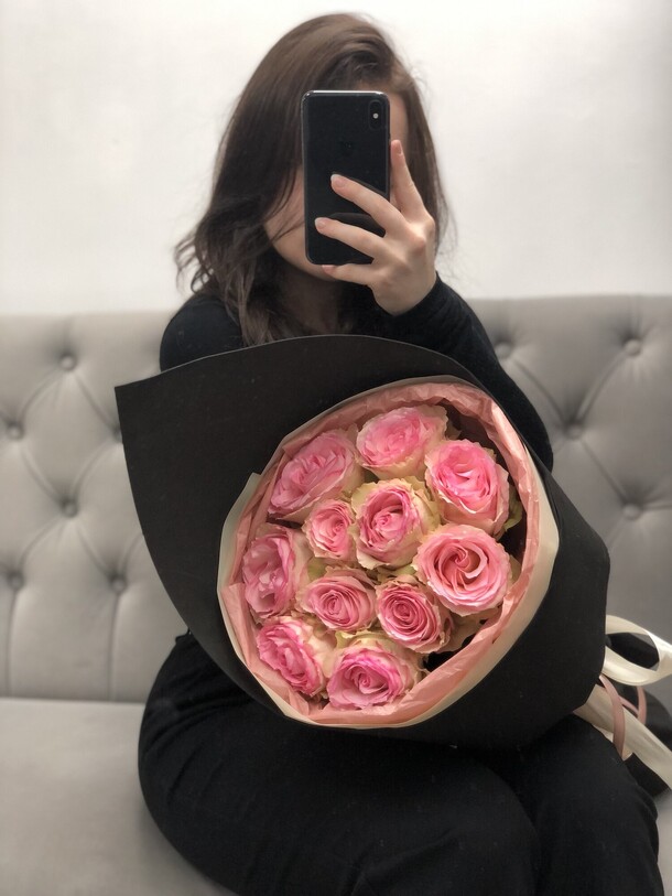 11 роз в стильной упаковке, артикул F1463559 - 4901 рублей, доставка по городу. Flawery - доставка цветов