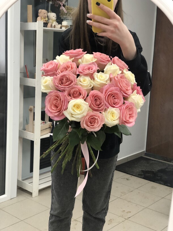 27 эквадорских роз, артикул F1463795 - 10346 рублей, доставка по городу. Flawery - доставка цветов