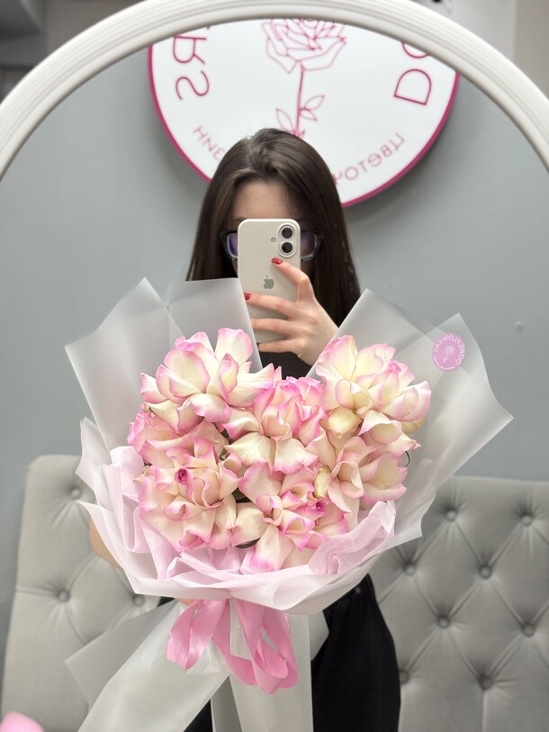 7 французских роз, артикул F1479643 - 3642 рублей, доставка по городу. Flawery - доставка цветов