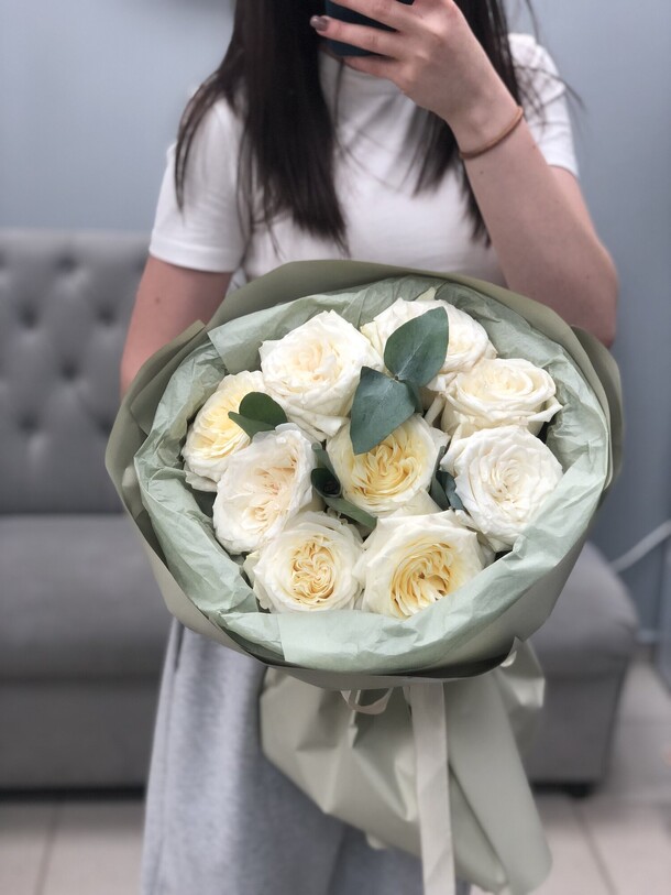 9 пионовидных роз с эвкалиптом, артикул F1493473 - 5082 рублей, доставка по городу. Flawery - доставка цветов