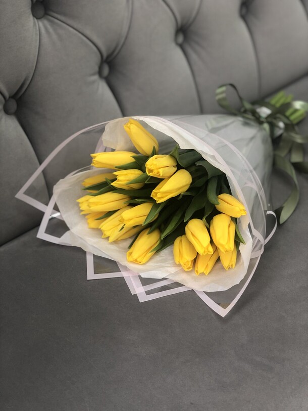 19 желтых тюльпанов, артикул F1532053 - 5450 рублей, доставка по городу. Flawery - доставка цветов