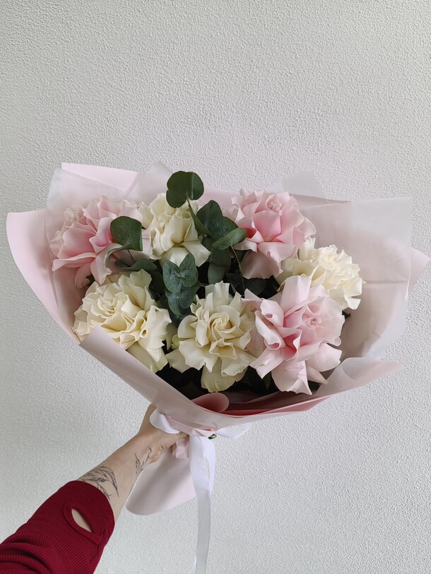 Французские розы с эвкалиптом, артикул F1426089 - 4100 рублей, доставка по городу. Flawery - доставка цветов