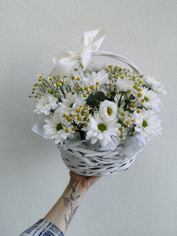 Корзина с ромашками, артикул F1426844 - 2500 рублей, доставка по городу. Flawery - доставка цветов
