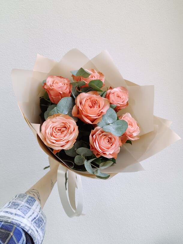 Роза кахала и ароматный эвкалипт, артикул F1426846 - 3200 рублей, доставка по городу. Flawery - доставка цветов