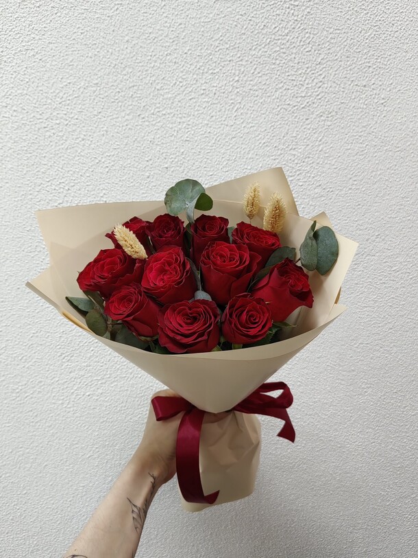 Классика: букет из красных роз и эвкалипта, артикул F1428390 - 1750 рублей, доставка по городу. Flawery - доставка цветов