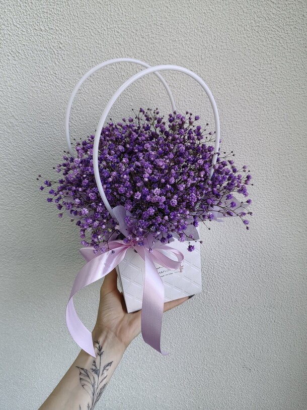 Сумочка с гипсофилой, артикул F1428395 - 2000 рублей, доставка по городу. Flawery - доставка цветов