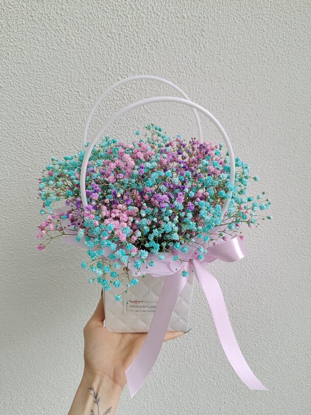 Сумочка с радужной гипсофилой, артикул F1428454 - 1800 рублей, доставка по городу. Flawery - доставка цветов