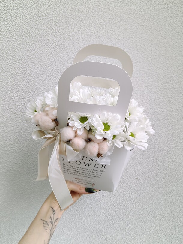 Сумочка с ромашками, артикул F1428688 - 1600 рублей, доставка по городу. Flawery - доставка цветов