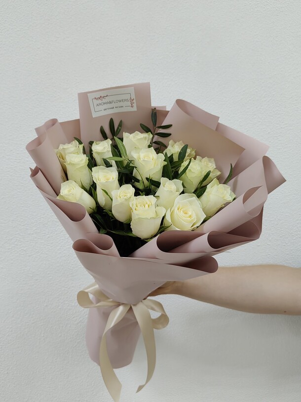 15 белых роз в оформлении с зеленью, артикул F1432729 - 2700 рублей, доставка по городу. Flawery - доставка цветов