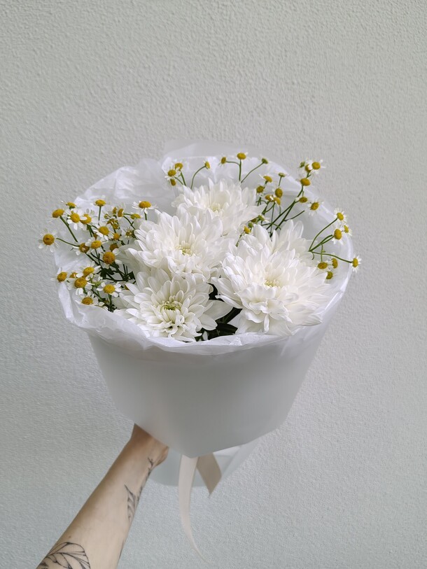 Букет комплимент с ромашками, артикул F1432985 - 1250 рублей, доставка по городу. Flawery - доставка цветов