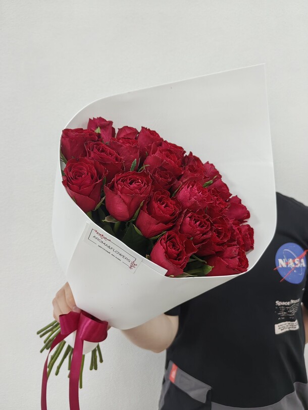 25 красных роз в оформлении, артикул F1432986 - 3100 рублей, доставка по городу. Flawery - доставка цветов