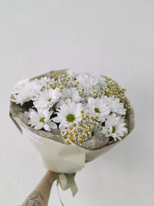 Летний букет из ромашек, артикул F1432996 - 2700 рублей, доставка по городу. Flawery - доставка цветов