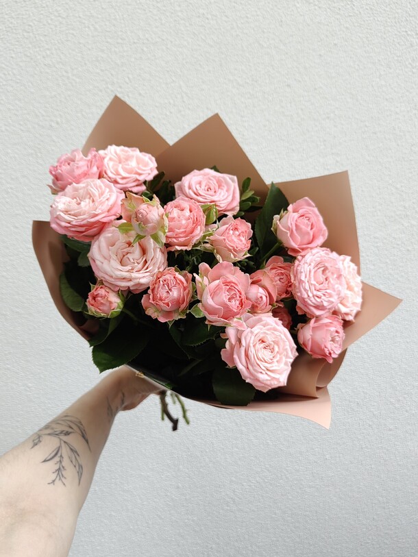 Кустовые розочки мини в оформлении, артикул F1433643 - 4500 рублей, доставка по городу. Flawery - доставка цветов