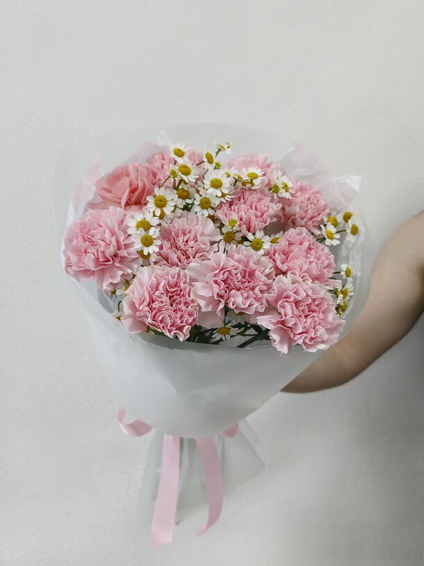 Диантусы и ромашки в нежном букете, артикул F1444037 - 2900 рублей, доставка по городу. Flawery - доставка цветов