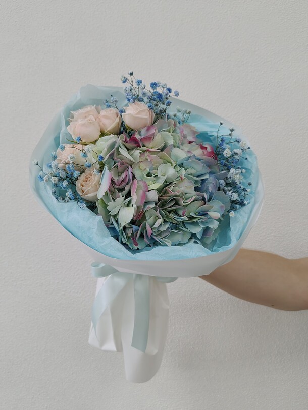 Букет с гортензией в голубом цвете, артикул F1446394 - 2400 рублей, доставка по городу. Flawery - доставка цветов