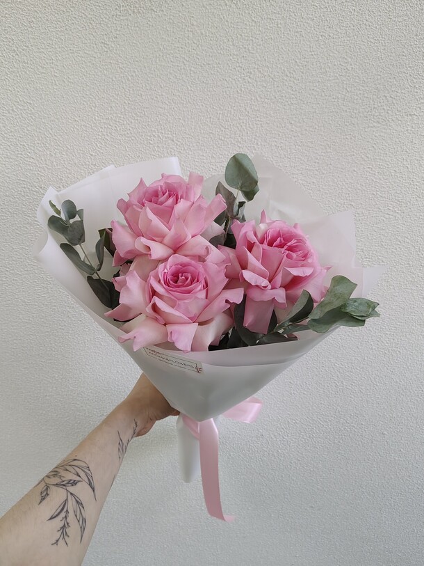 Три французских розы с эвкалиптом, артикул F1446402 - 1700 рублей, доставка по городу. Flawery - доставка цветов