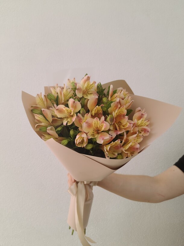 Альстромерии в оформлении цвета заката, артикул F1446405 - 2500 рублей, доставка по городу. Flawery - доставка цветов