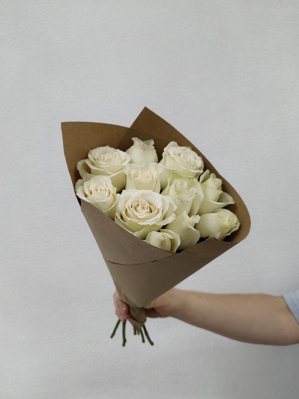 11 кенийских роз в оформлении, артикул F1446406 - 2000 рублей, доставка по городу. Flawery - доставка цветов