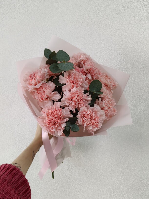 Моно букет из диантусов с эвкалиптом, артикул F1449700 - 3800 рублей, доставка по городу. Flawery - доставка цветов