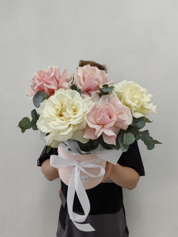 Коробка с французскими розами и эвкалиптом, артикул F1449701 - 3350 рублей, доставка по городу. Flawery - доставка цветов