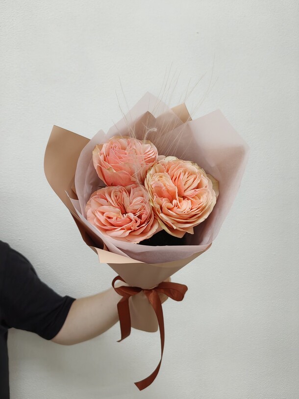 Три крупных розы в оформлении, артикул F1449703 - 1500 рублей, доставка по городу. Flawery - доставка цветов