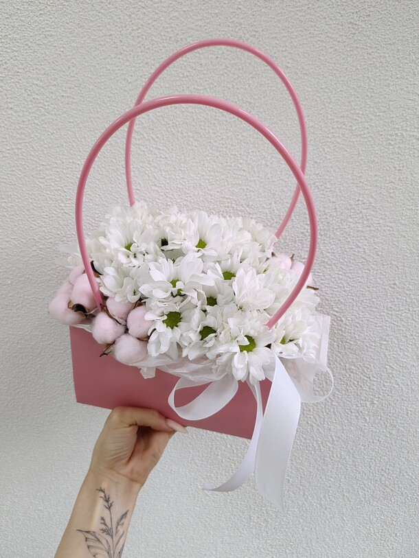 Сумочка с ромашками, артикул F1449707 - 1800 рублей, доставка по городу. Flawery - доставка цветов