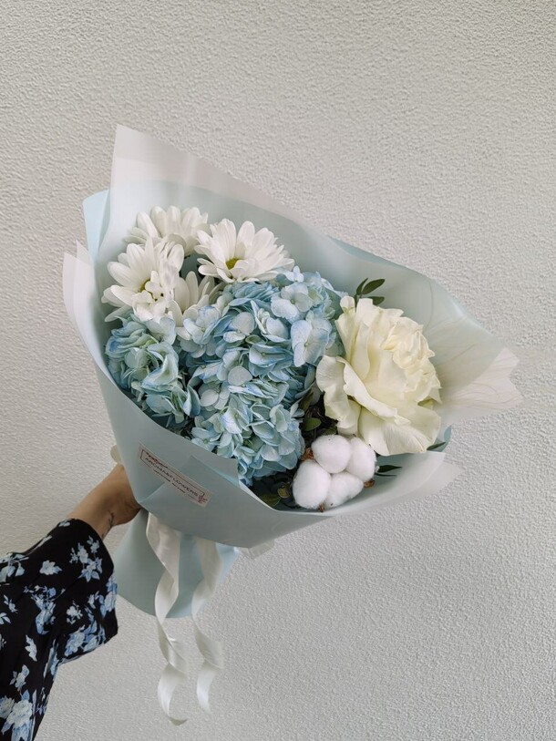Легкий букет комплимент с гортензией, артикул F1450151 - 2000 рублей, доставка по городу. Flawery - доставка цветов