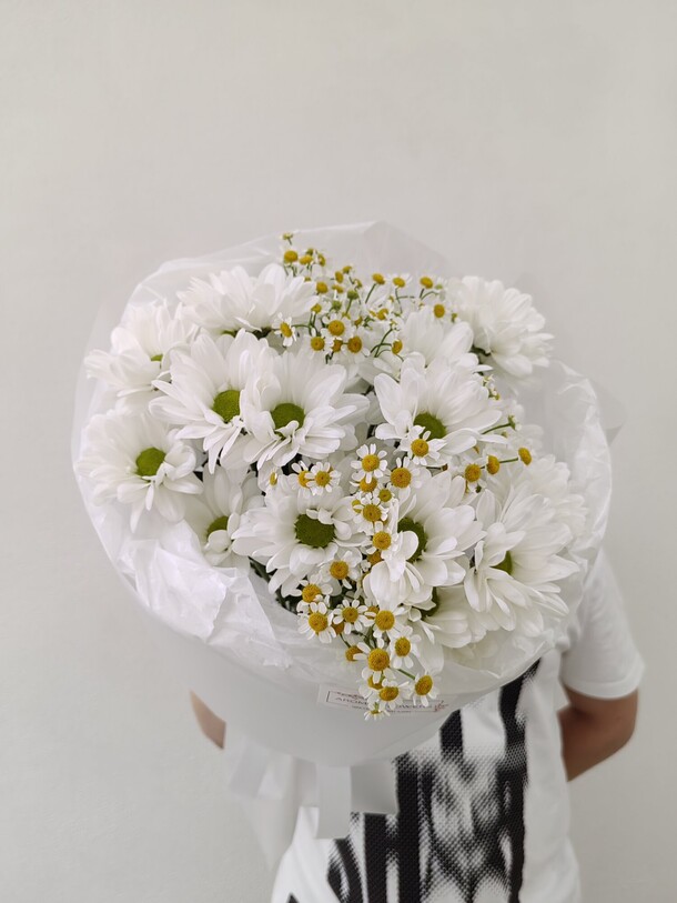 Микс ромашек. Букет из ромашек, артикул F1518272 - 2000 рублей, доставка по городу. Flawery - доставка цветов