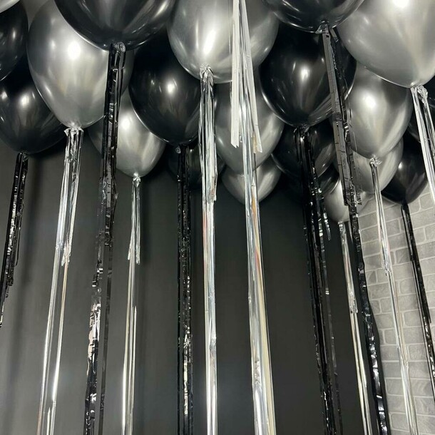 Воздушные шары под потолок 20 шт с дождиком: хром серебро, чёрные матовые, артикул F1431390 - 5300 рублей, доставка по городу. Flawery - доставка цветов