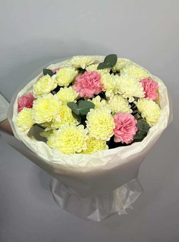 Сборный букет хризантемы и диантусы, артикул F1435326 - 4092 рублей, доставка по городу. Flawery - доставка цветов