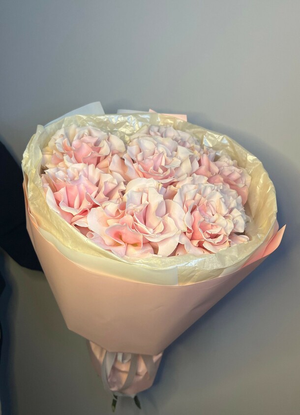 Монобукет из французских роз, артикул F1447425 - 3350 рублей, доставка по городу. Flawery - доставка цветов