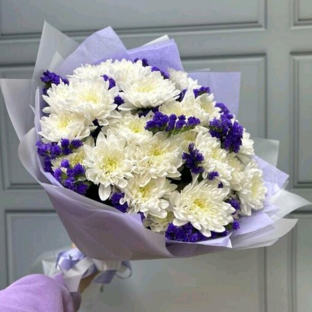 Хризантема со статицей в стильной упаковке, артикул F1446157 - 3200 рублей, доставка по городу. Flawery - доставка цветов