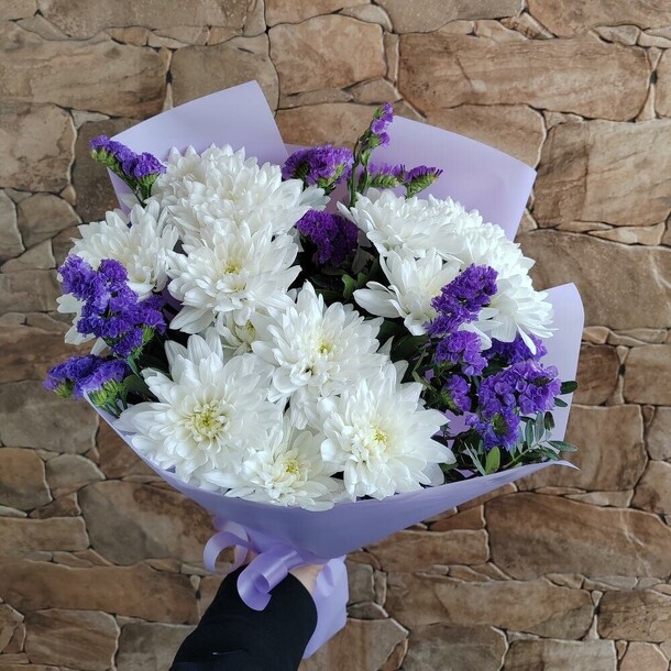 Хризантема кустовая со статицей и фисташкой, артикул F1446166 - 2600 рублей, доставка по городу. Flawery - доставка цветов