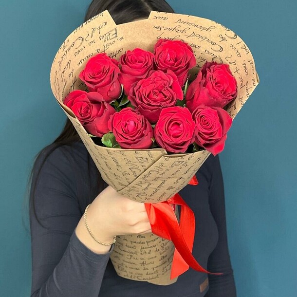Красные розы в крафтовой бумаге, артикул F1446167 - 2990 рублей, доставка по городу. Flawery - доставка цветов