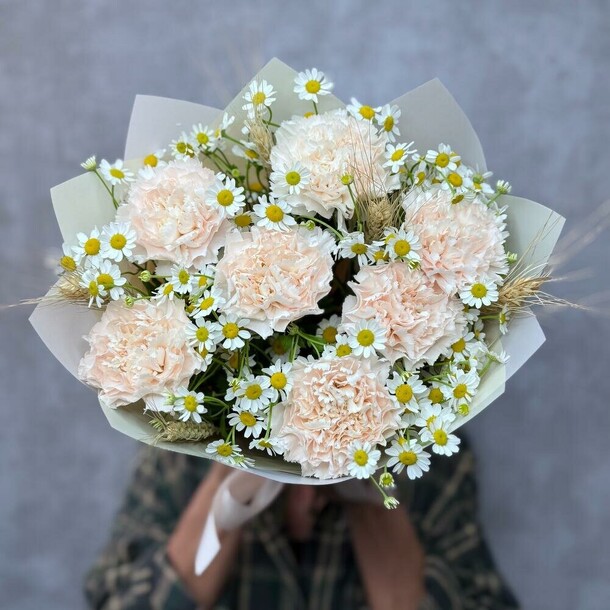 Гвоздика с ромашками, артикул F1455791 - 3500 рублей, доставка по городу. Flawery - доставка цветов