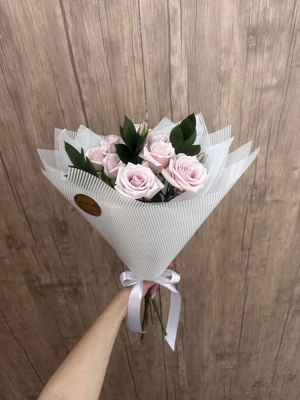 Букет из кустовой розы, артикул F1436002 - 2035 рублей, доставка по городу. Flawery - доставка цветов