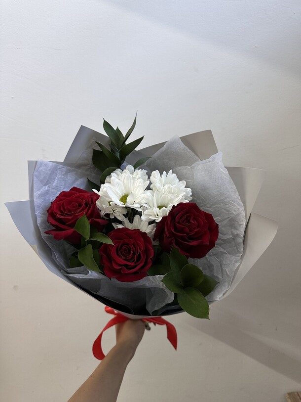 Букет с розами, артикул F1443599 - 2780 рублей, доставка по городу. Flawery - доставка цветов