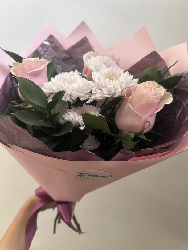 Букет с розами и хризантемой, артикул F1444842 - 2660 рублей, доставка по городу. Flawery - доставка цветов